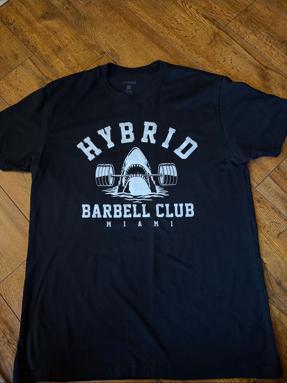 Hybrid & company Men's Black Barbell Club Graphic Swim Tee